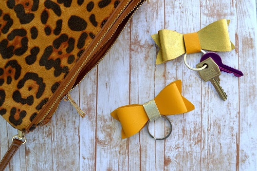 faux-leather-bow-keychain