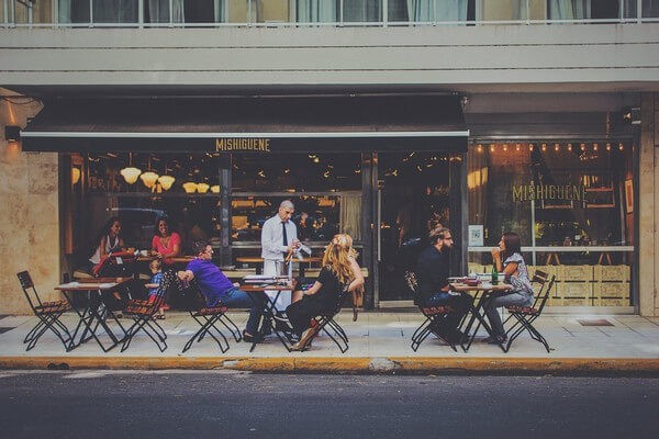 19 Ways to Save Money Eating Out at Restaurants (& Earn Up to 15% Cash Back on Every Meal)