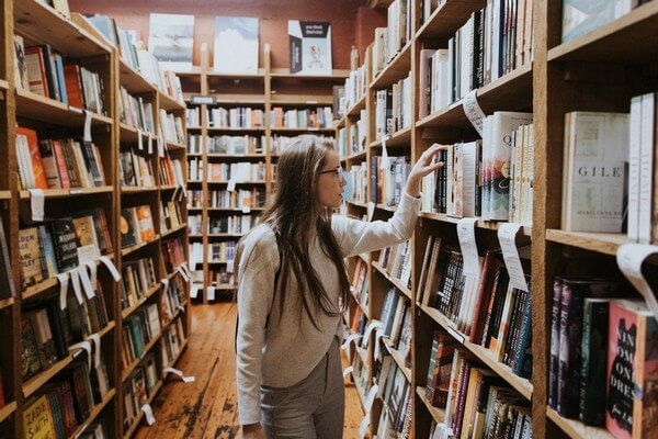 15 Smart Ways to Save Money on Books (& Get Free Books!)