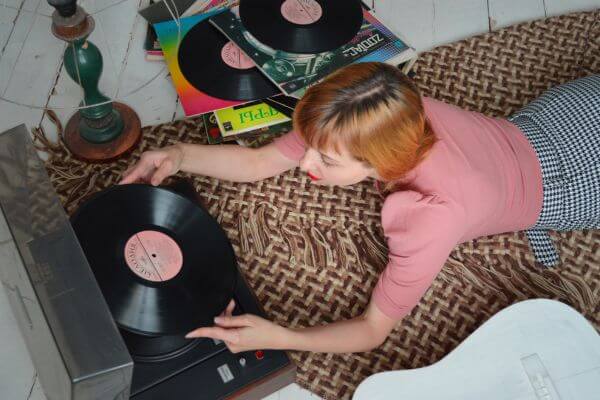 7 Places to Sell Vinyl Records for the Most Money (+ Spot $100 Gems)